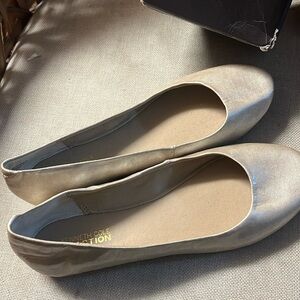 New Kenneth Cole Reaction Slip On VR Light Gold Womens Shoes 6 Unique